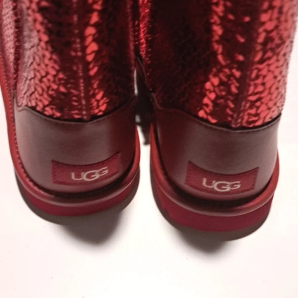 UGG Girls' Classic II Gel Hearts Boots (Youth)